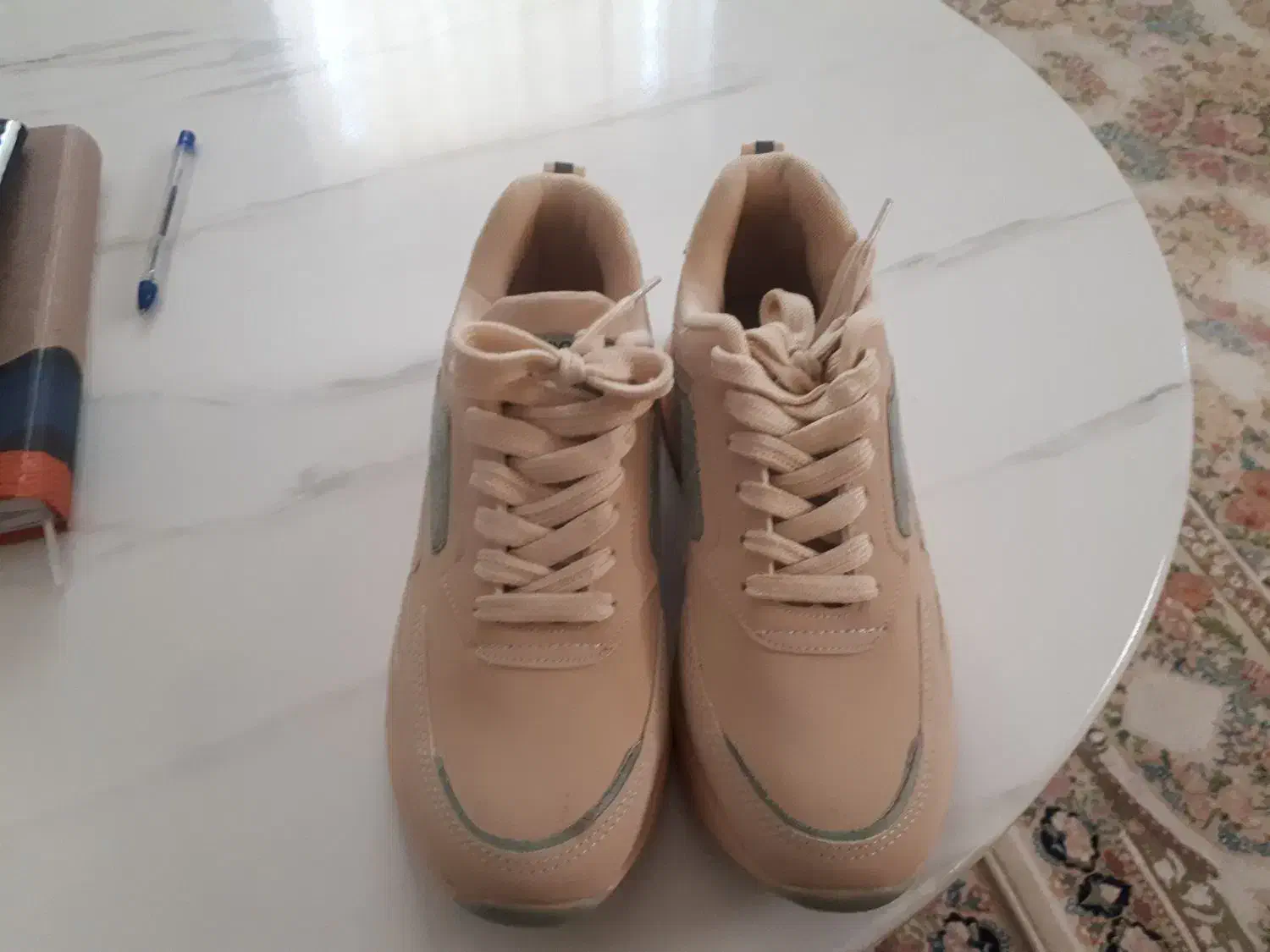 کتونی زنانه|کیف، کفش، کمربند|سیاهکل, |دیوار