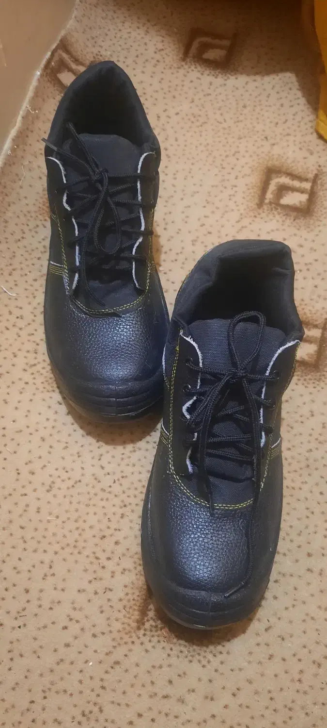 کفش ایمنی|کیف، کفش، کمربند|چغادک, |دیوار