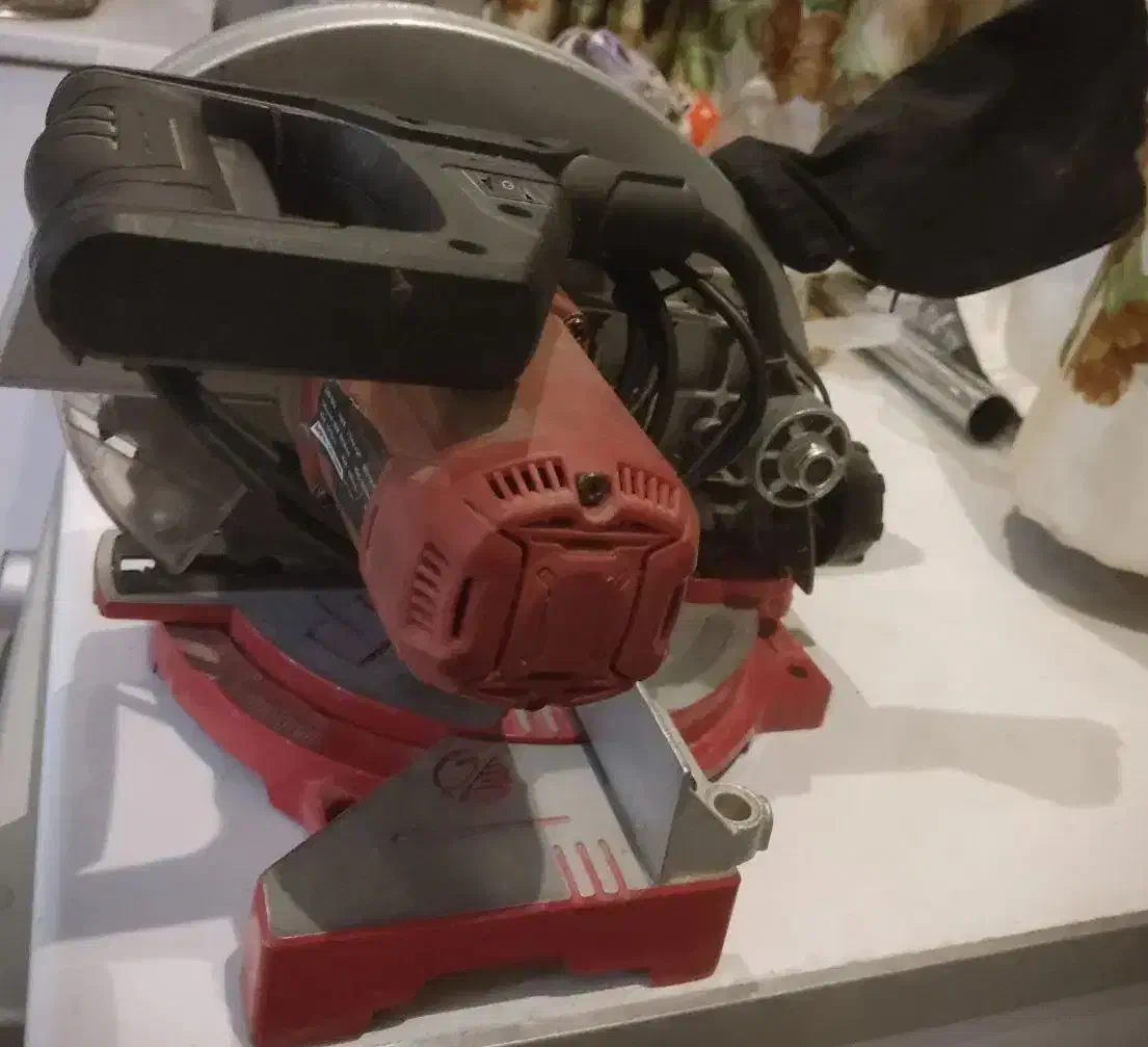 اره فارسی بر محک|ابزارآلات|مشهد, انقلاب|دیوار