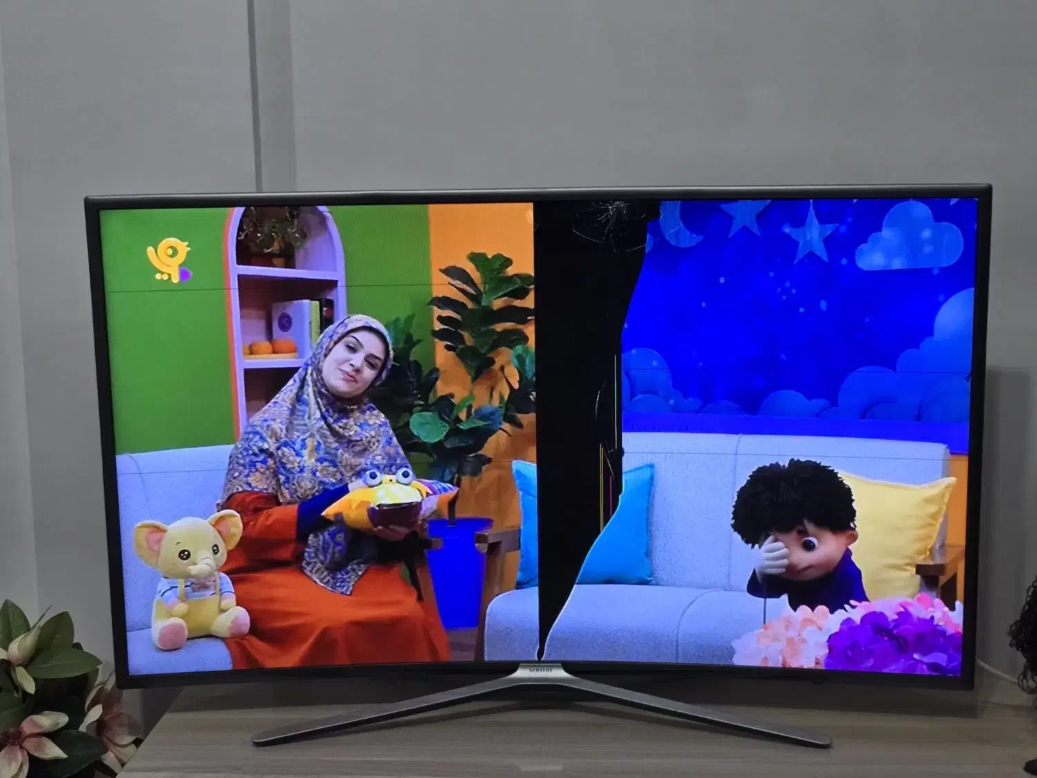 تلویزیون خم ۴۹ اینچ نیازمند تعمیر|تلویزیون و پروژکتور|خلخال, |دیوار