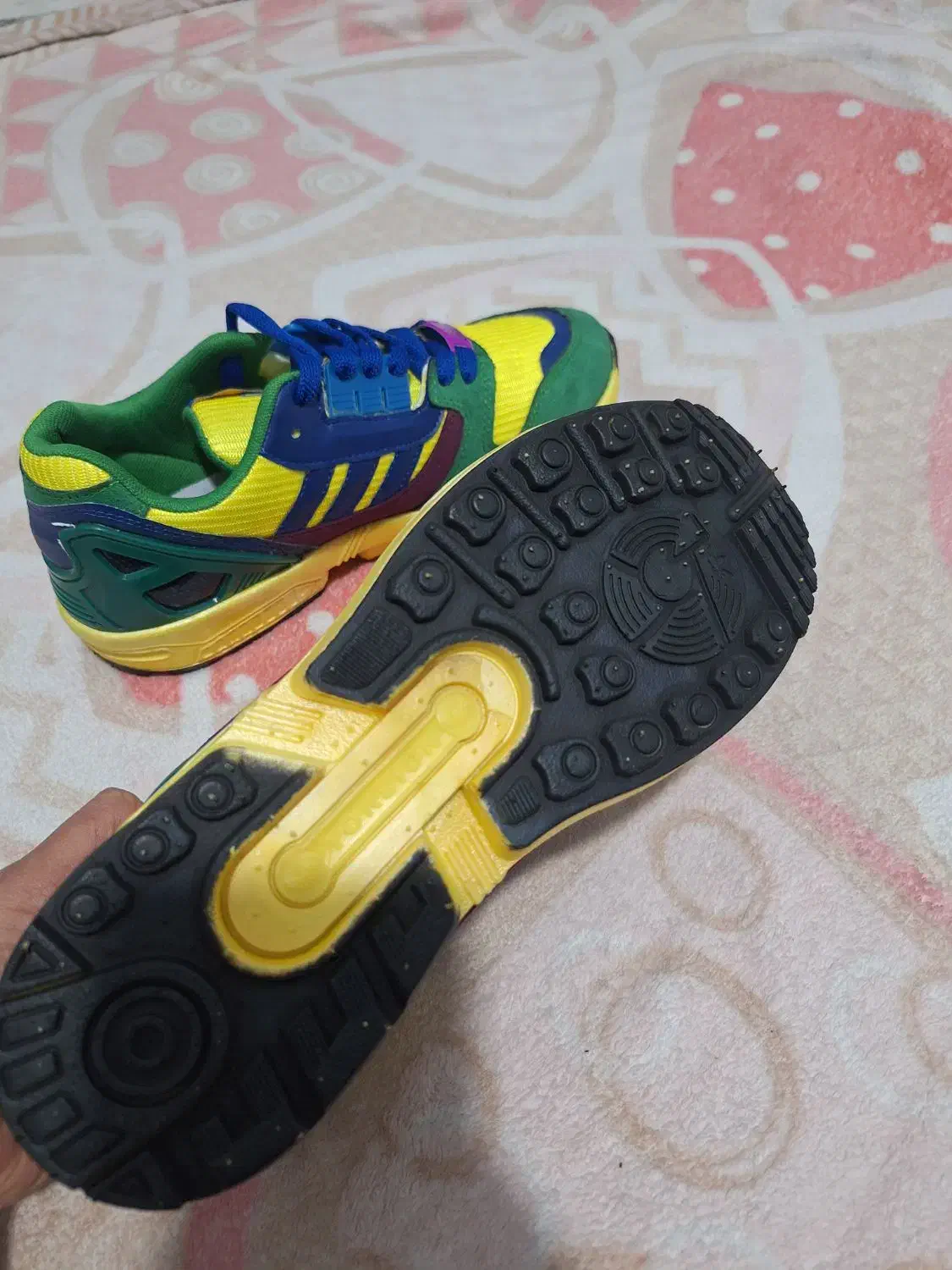 کتونی|کیف، کفش، کمربند|اندیشه, اندیشه فاز ۱|دیوار