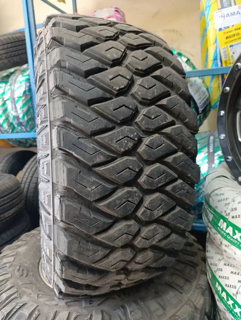 رینگ ۱۰ اینچ و لاستیک پاترول افرودی ۳۳/۱۲.۵/۱۵|قطعات یدکی و لوازم جانبی|شهریار, کهنز|دیوار