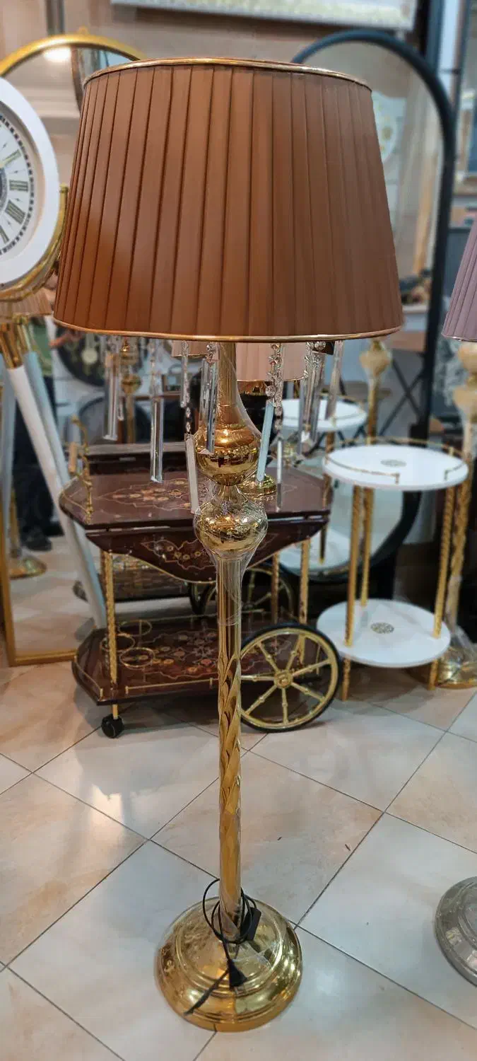 آباژور کنار سالنی فلزی|چراغ خواب و آباژور|هشتگرد, شهرک ولیعصر (مصلی)|دیوار