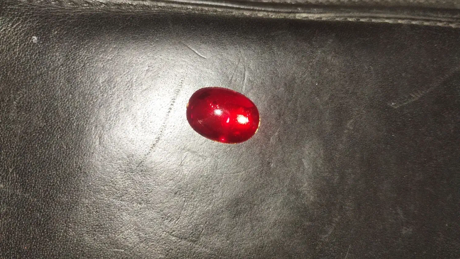 نگین یاقوت سرخ|زیورآلات و اکسسوری|شیراز, کوشک میدان|دیوار