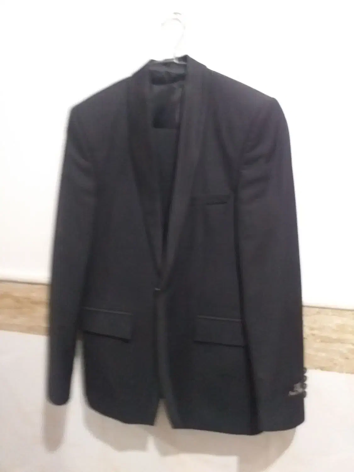 سه دست کت وشلوار|لباس|قم, قلعه یزدیها|دیوار