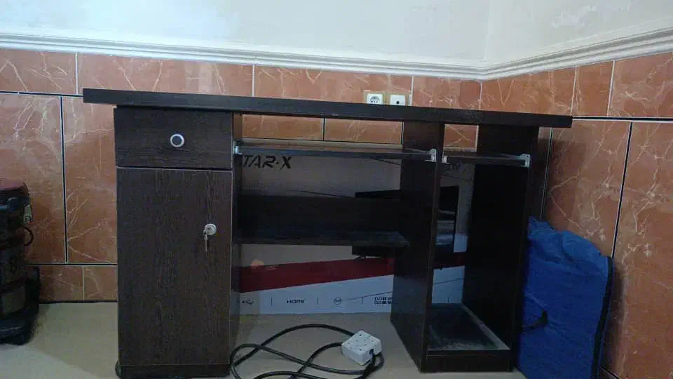 میز|میز تحریر و کامپیوتر|لامرد, |دیوار