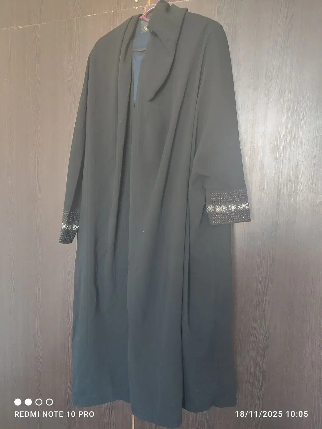 تعدادی لباس زنانه نو و چادر|لباس|شیراز, میانرود|دیوار