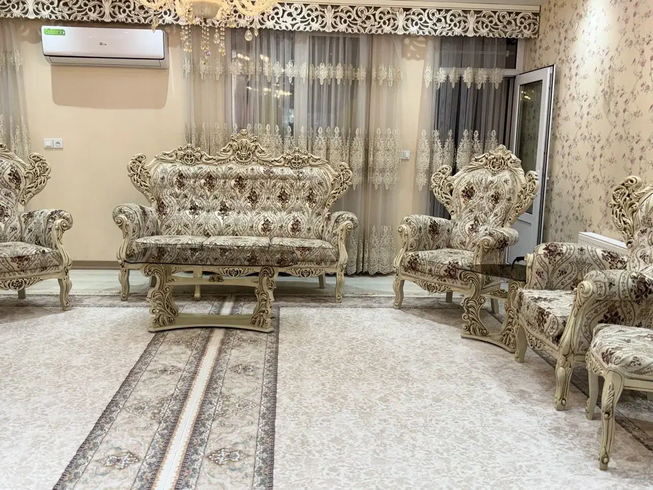 مبلمان سلطنتی ۹نفره ب همراه میزوسط و۲عدد عسلی|مبلمان خانگی و میز عسلی|نظرآباد, نظرآباد|دیوار