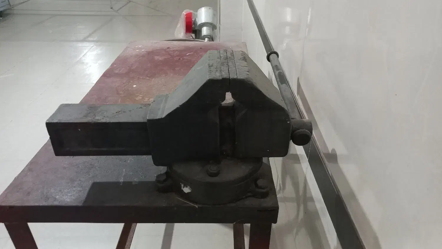 گیره صنعتی با میز|ابزارآلات|کلاله, |دیوار