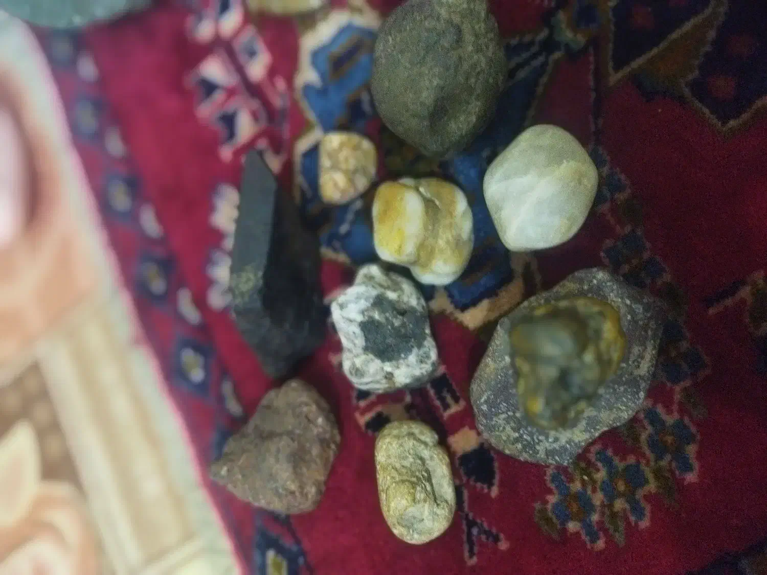 تعدادی سنگ|جواهرات|قم, باجک دو|دیوار