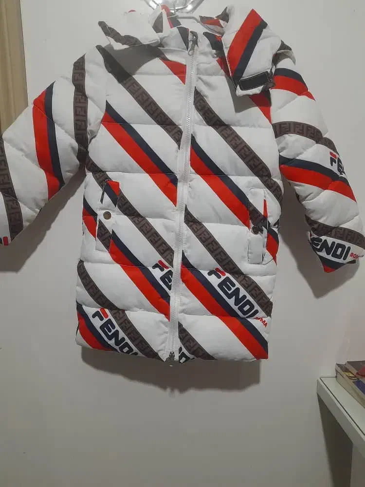 کاپشن فندی|لباس|میانه, |دیوار