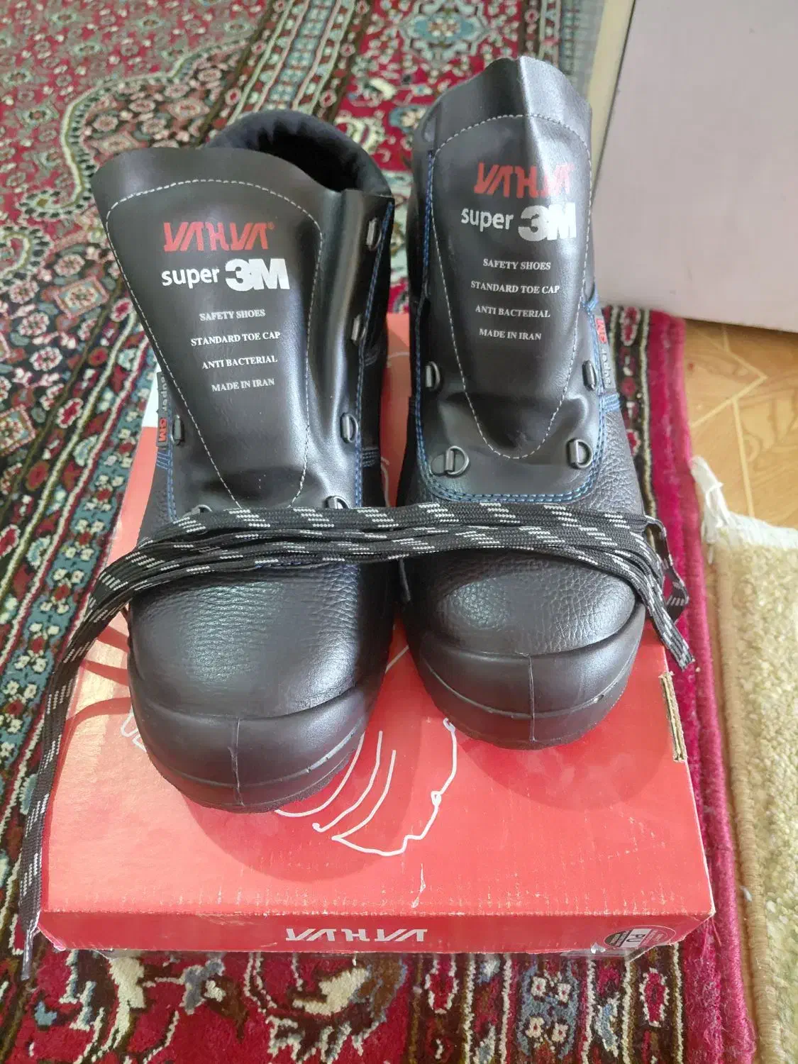 کفش|کیف، کفش، کمربند|دورود, |دیوار