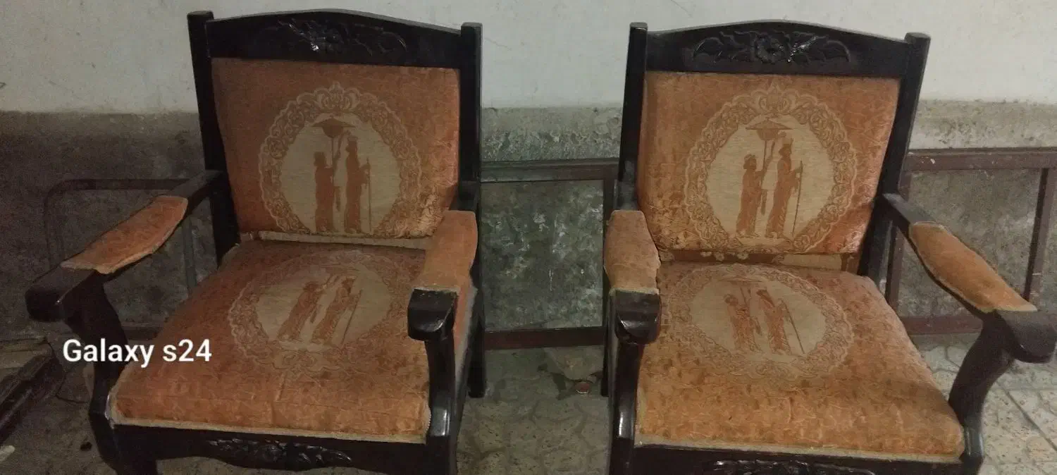 دو عدد مبل تک نفره عالی|مبلمان خانگی و میز عسلی|قائم‌شهر, |دیوار