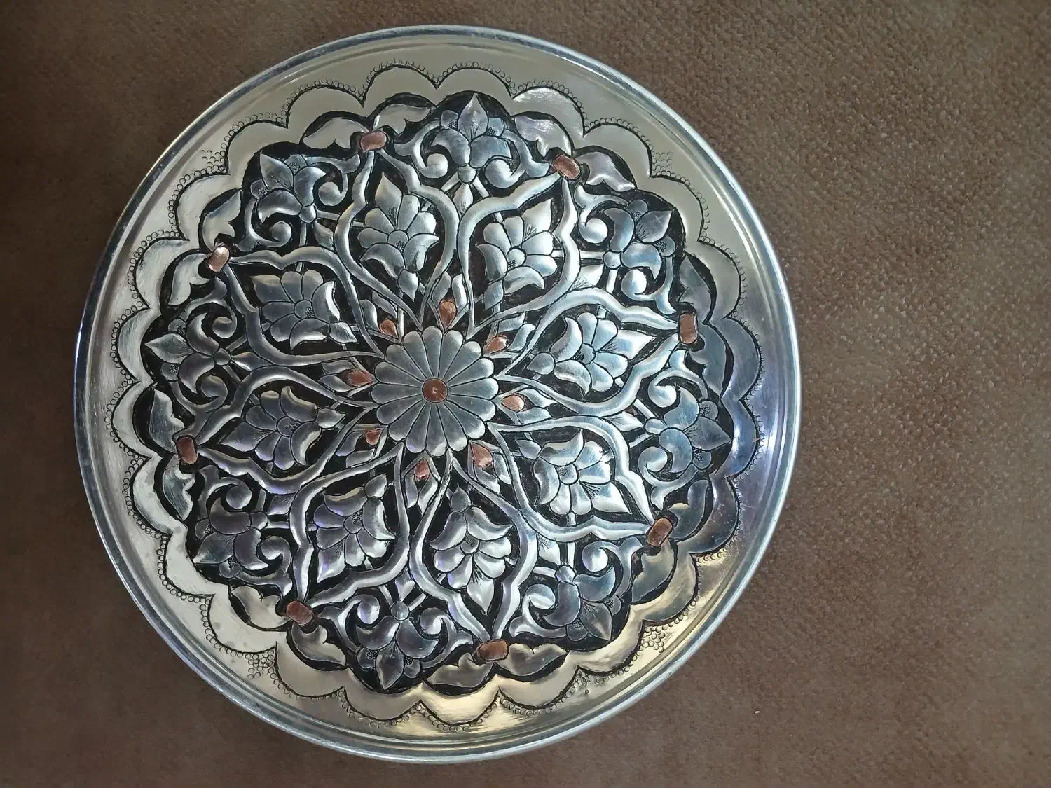 بشقاب مسی قلمزنی شده|صنایع دستی و سایر لوازم تزئینی|دلیجان, |دیوار