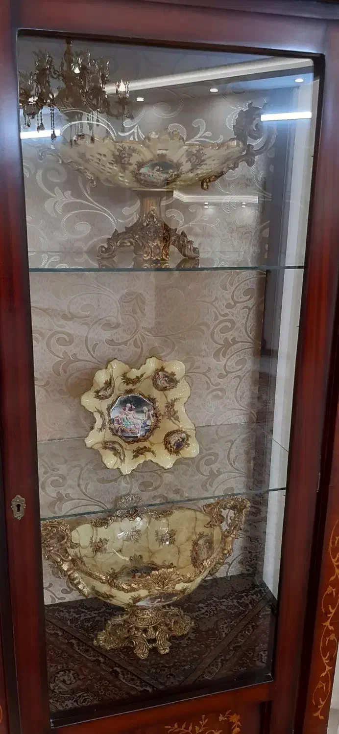 گنجه چوب و معرق کاری و با ظروف داخل ویترین|بوفه، ویترین، کنسول|مشهد, امیریه|دیوار