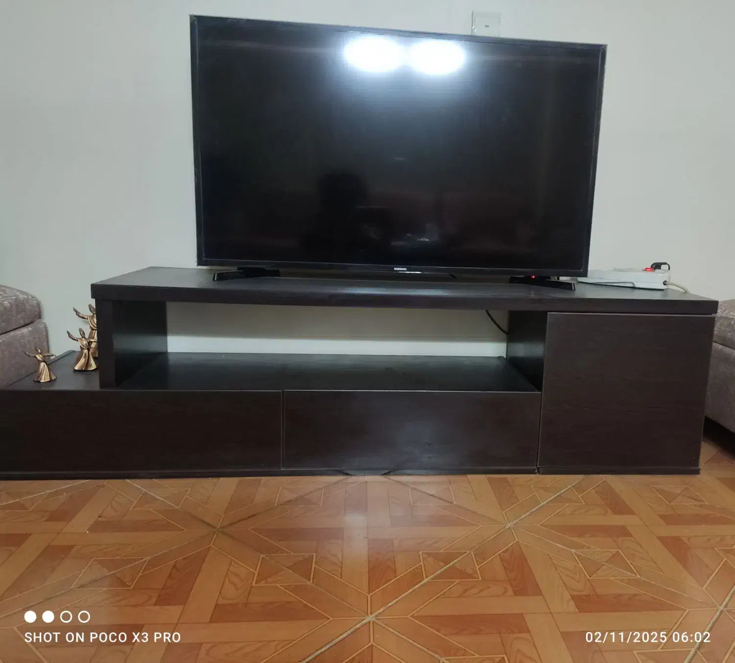 میز تلویزیون  درحدنو ،به علت جابجایی (فوری فروشی)|میز تلویزیون|تهران, علم و صنعت|دیوار