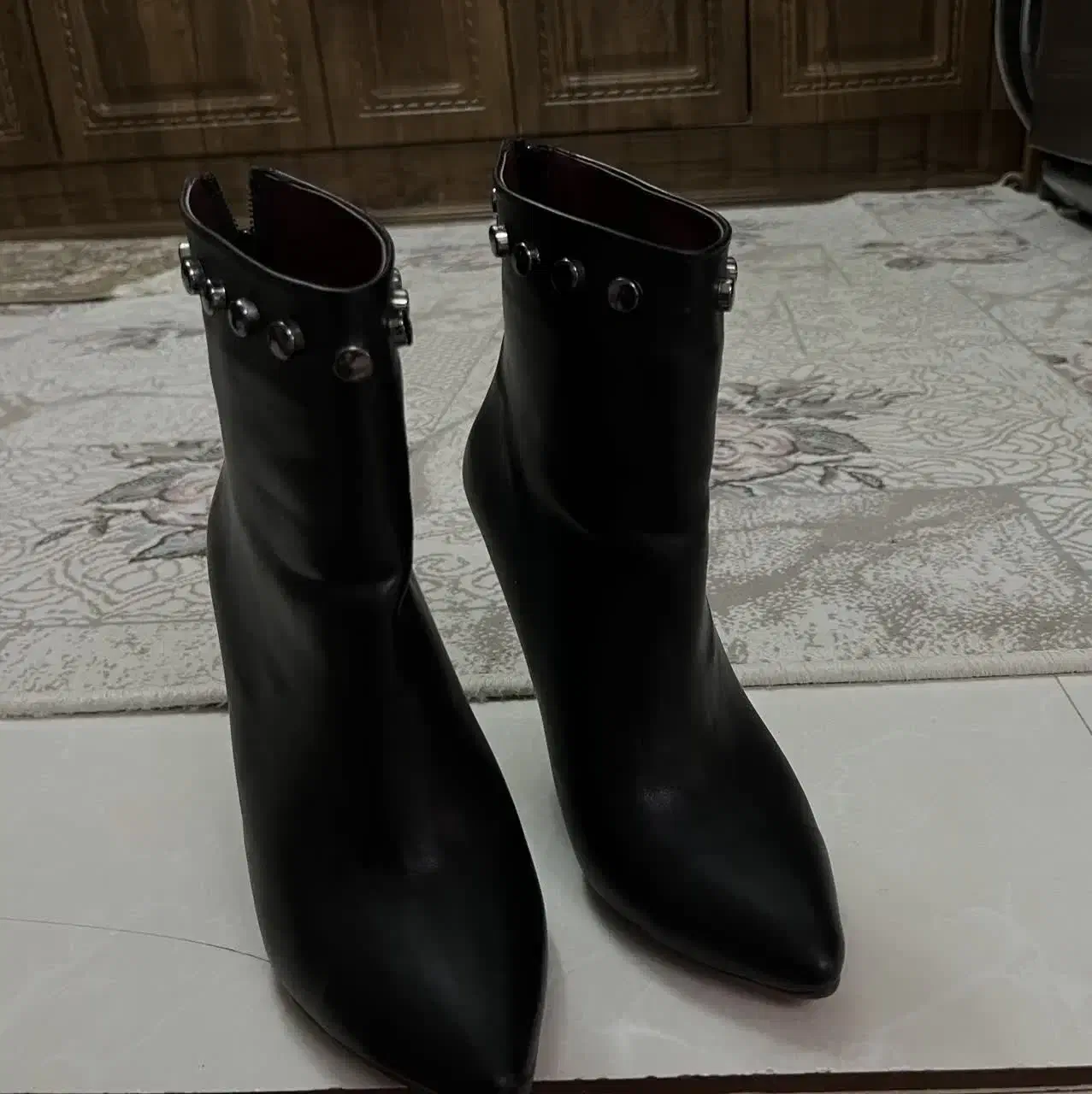 بوت کوتاه|کیف، کفش، کمربند|قم, امامزاده ابراهیم|دیوار