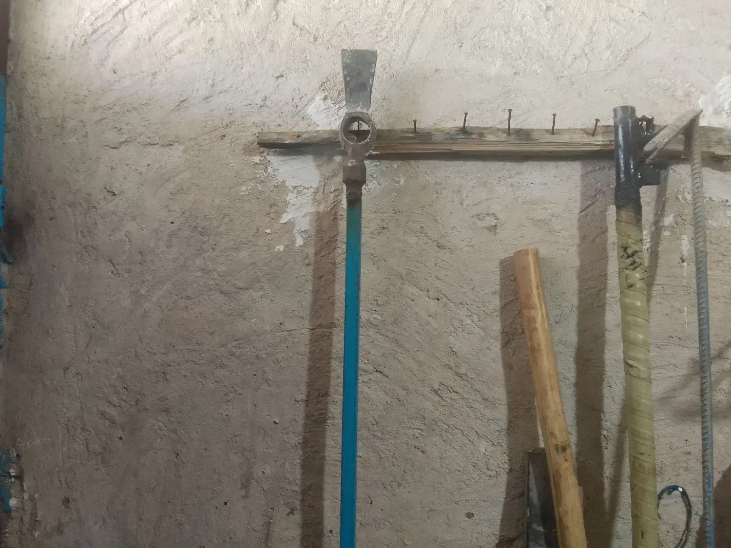 تیشه دسته بلند|ابزارآلات|کاکی, |دیوار