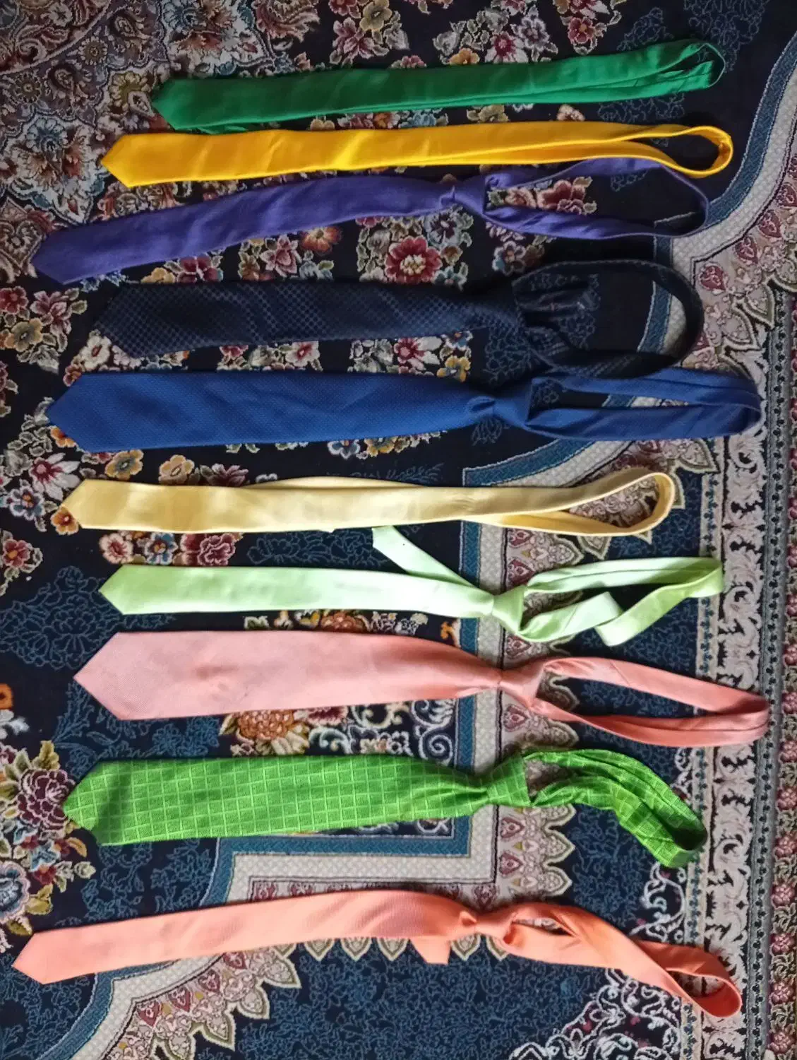 کروات|لباس|کرج, عظیمیه|دیوار