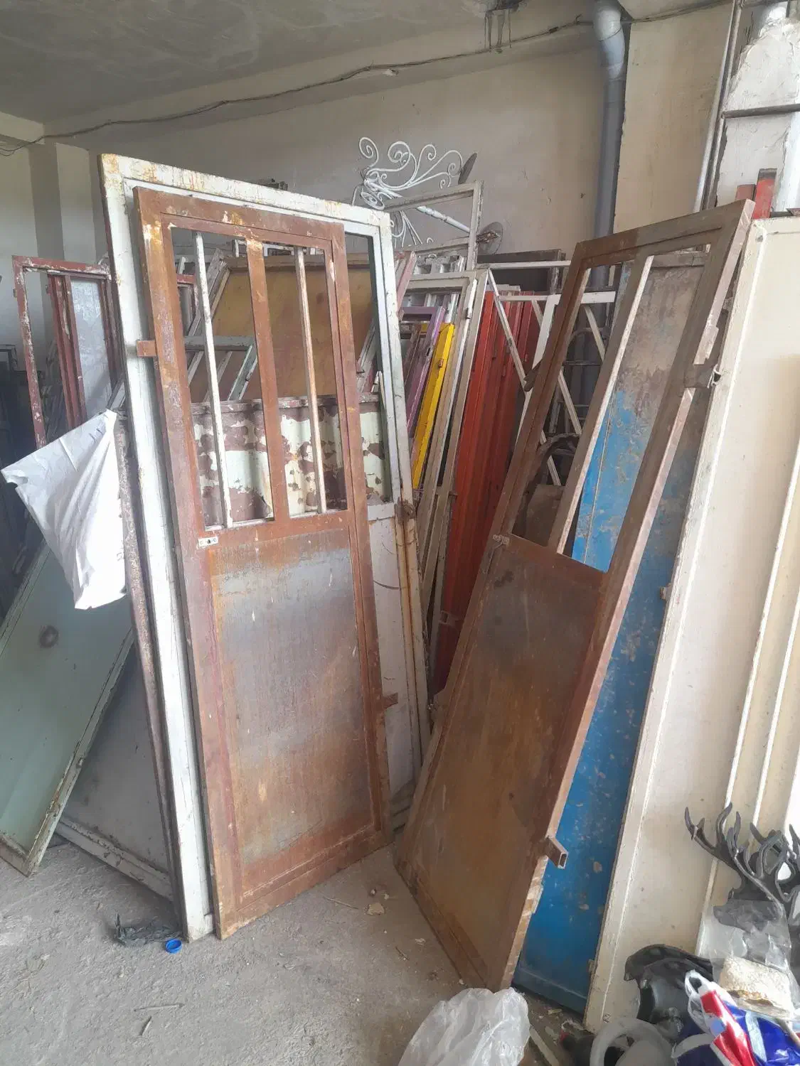 درب و پنجره آهنی دست دوم حفاظ آهنی و....|مصالح و تجهیزات ساختمان|اردبیل, |دیوار