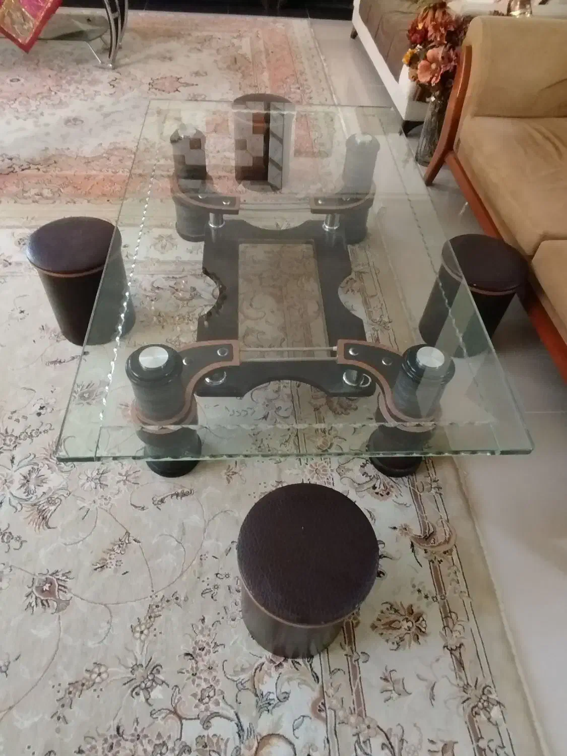 میز پذیرایی با شیشه ده میل دارای ۴ نیمکت چوبی|مبلمان خانگی و میز عسلی|خمین, |دیوار