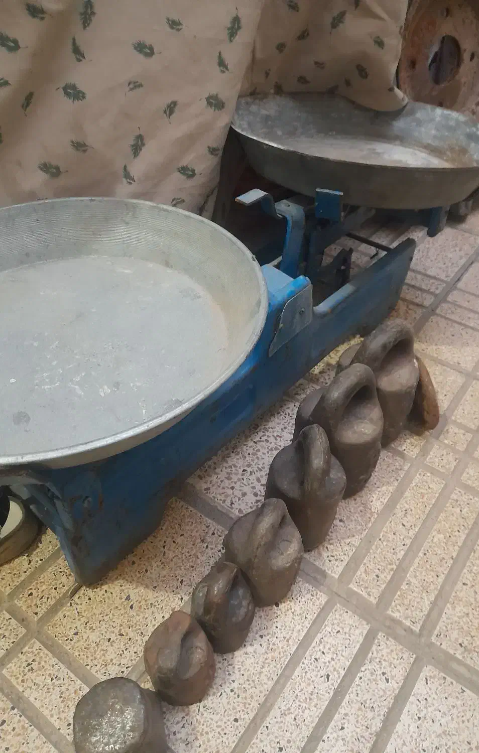 ترازو سنگی|کلکسیون اشیاء عتیقه|اردبیل, |دیوار