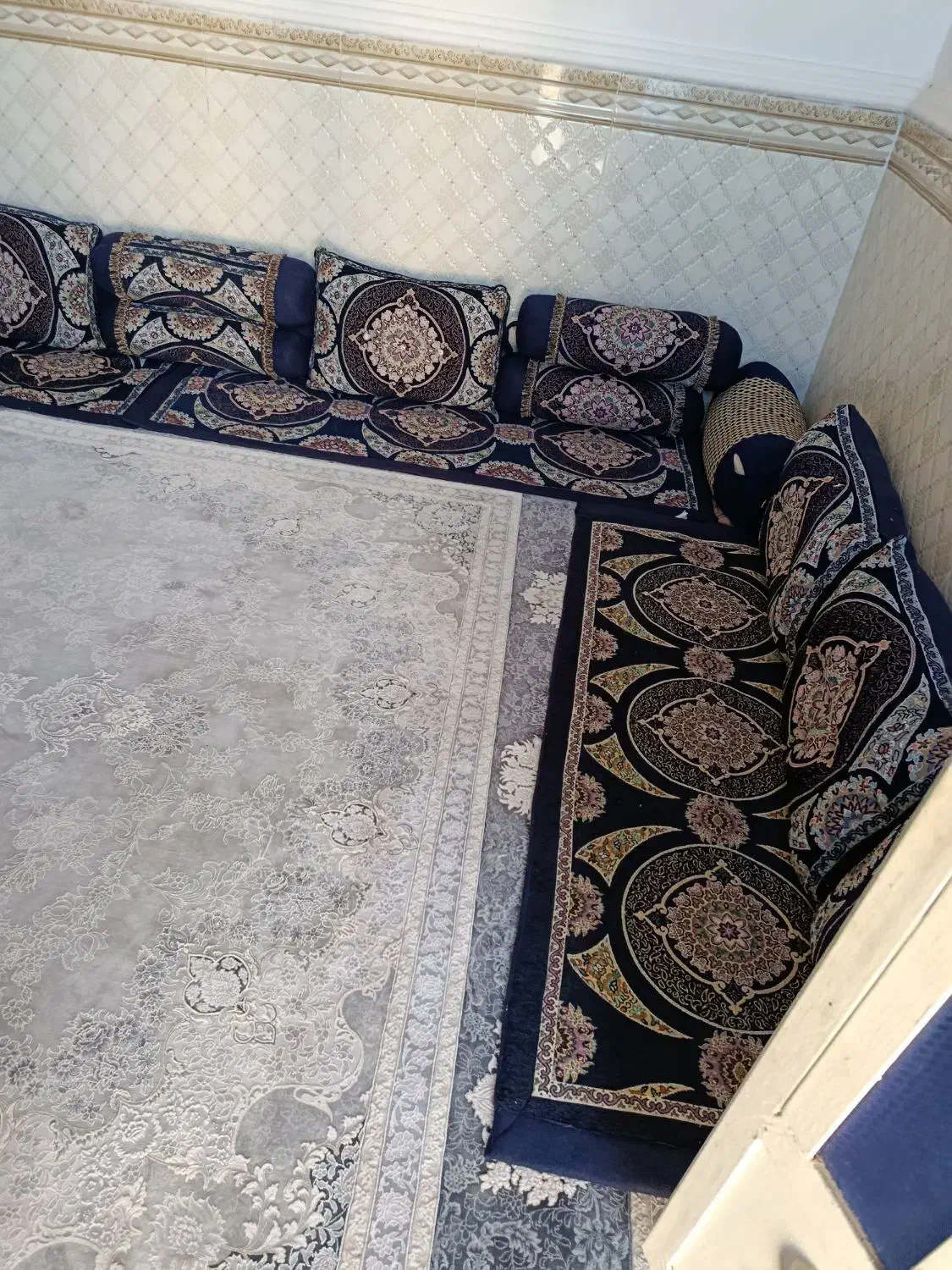 کناره و بالشت|رختخواب، بالش، پتو|باوی, |دیوار