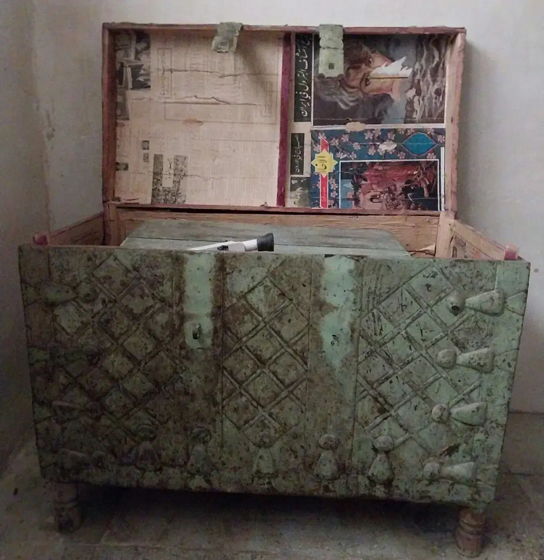 صندوقچه قدیمی|کلکسیون اشیاء عتیقه|بروجرد, |دیوار