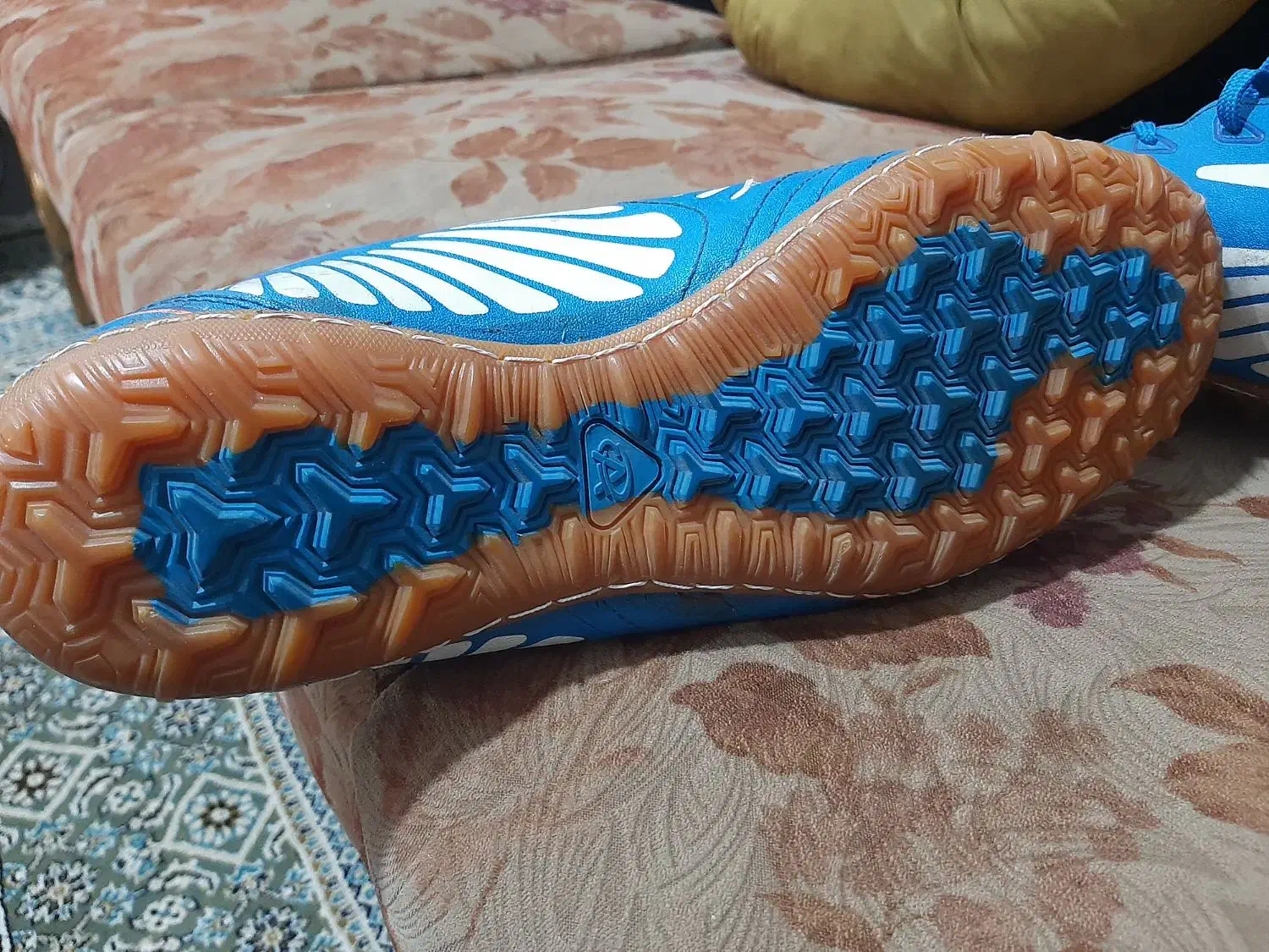 کفش ورزشی در حد نو یک بار استفاده شده|تجهیزات ورزشی|شیراز, شیخ روزبهان|دیوار