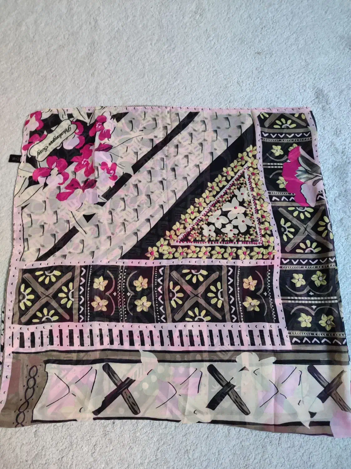 روسری|لباس|پرند, فاز ۳|دیوار