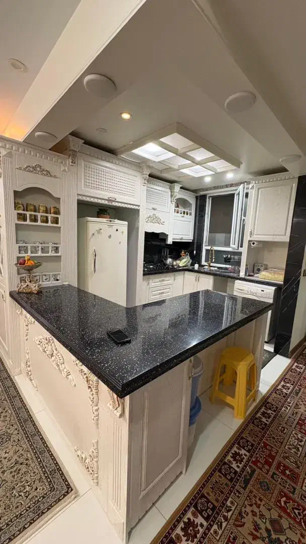 ۸۵ متر/ دوخوابه/ کوچه مشجر/لاله غربی