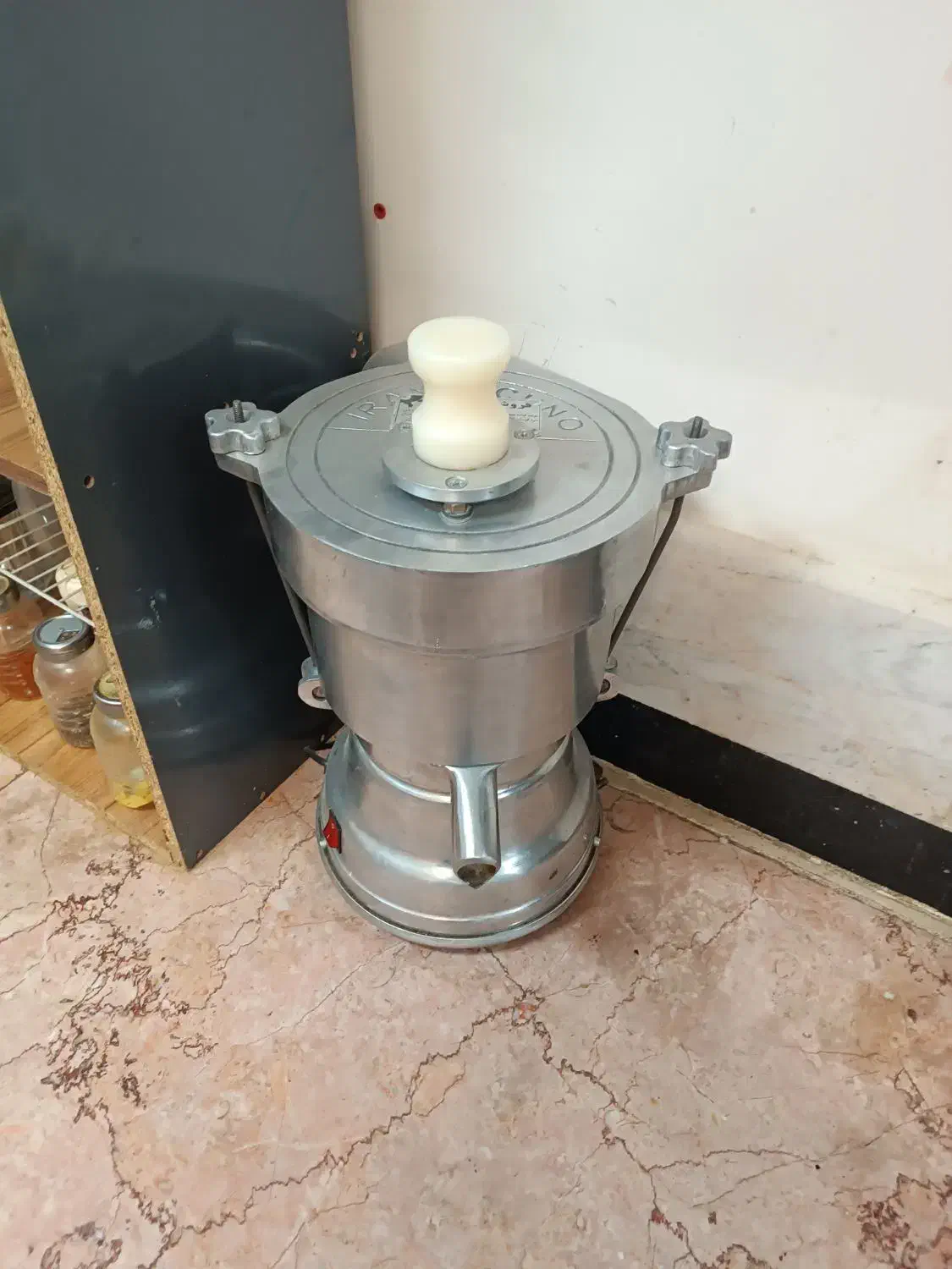 آب میوه گیر صنعتی و آب مرکبات گیر|آبمیوه‌گیر و آب‌مرکبات‌گیر|کاشمر, |دیوار