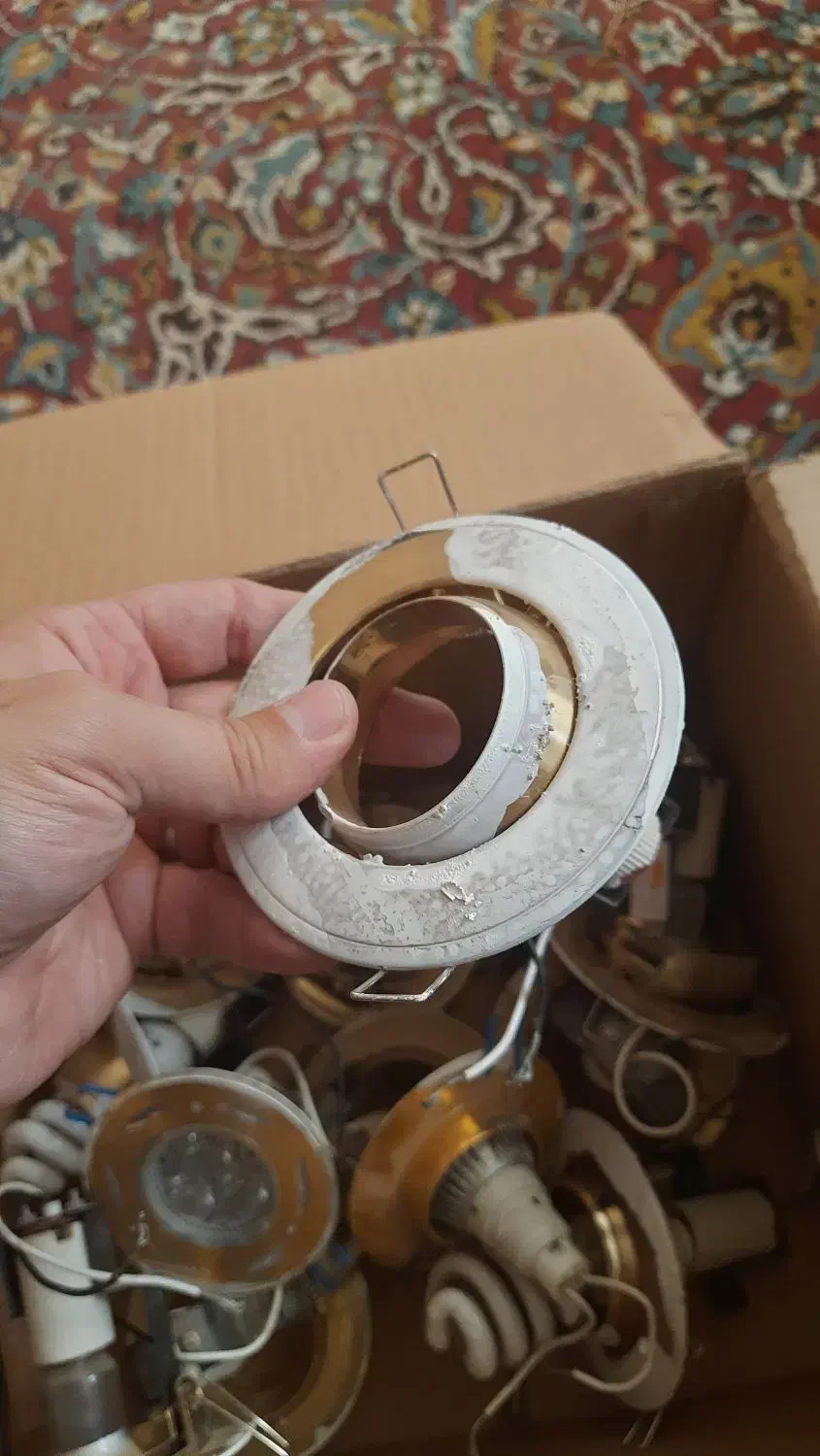 تعدادی جای لامپ سقفی فلزی طلایی|لامپ و چراغ|خرم‌آباد, |دیوار