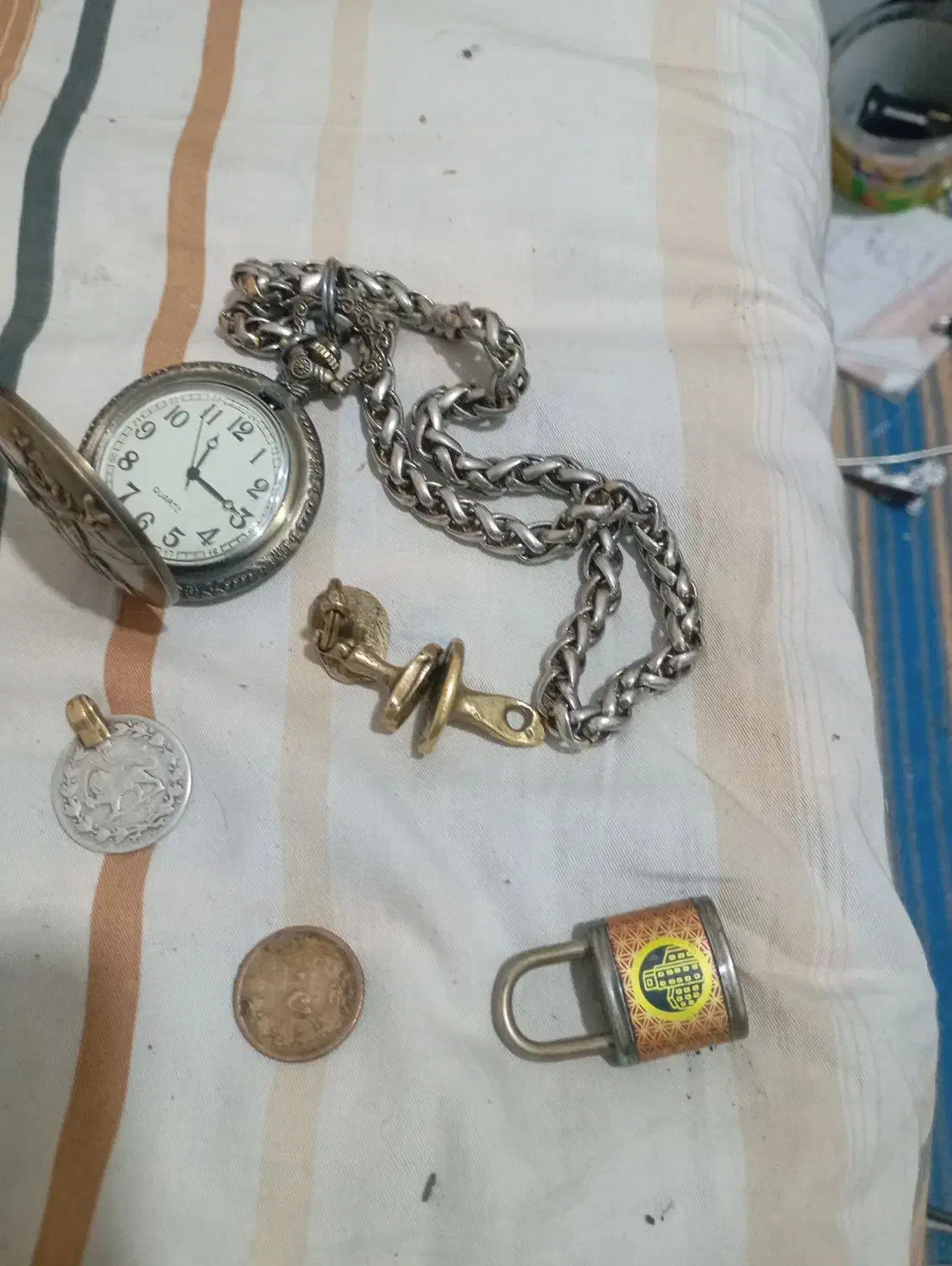 تعدادی اشیا قدیمی|کلکسیون اشیاء عتیقه|اصفهان, شاهزاده ابراهیم|دیوار