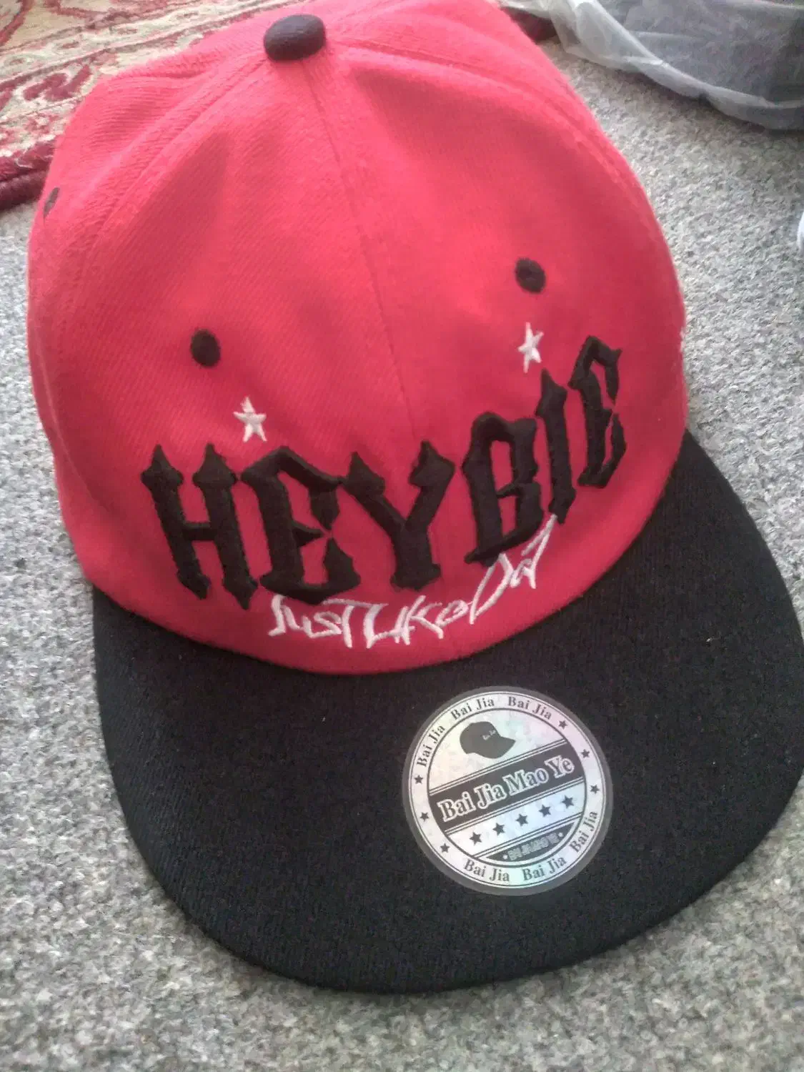 تعدادی کلاه صفر|کیف، کفش، کمربند|آزادشهر, |دیوار