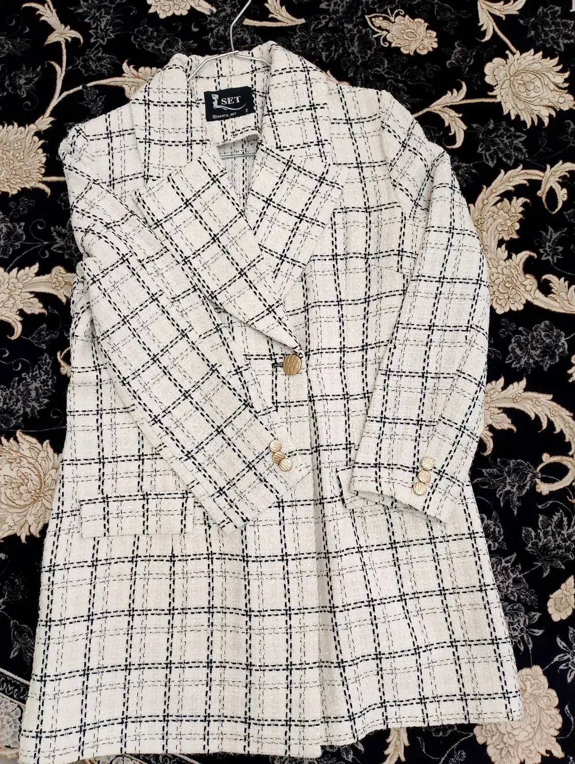 پالتو|لباس|تهران, بوستان سرخه حصار|دیوار