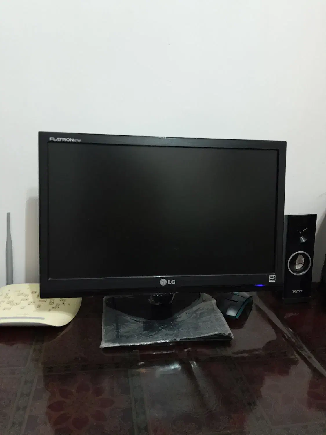 کلمپیوتر|رایانه رومیزی|خوی, |دیوار