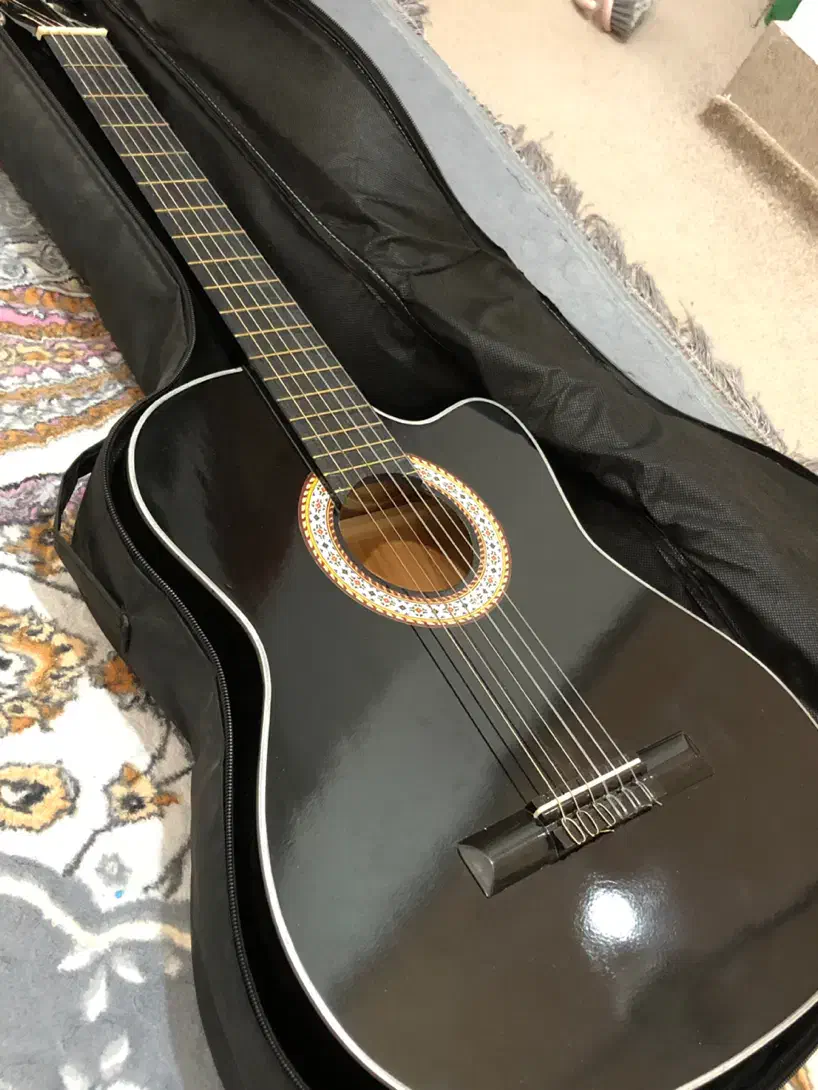گیتار کلاسیک همراه با کیف|گیتار، بیس، امپلیفایر|یاسوج, |دیوار