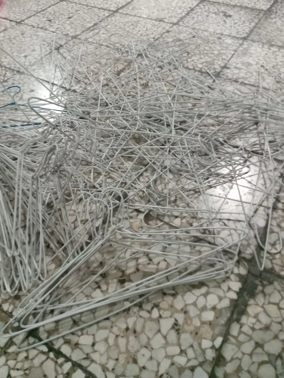 کاور لباس|بندرخت و رخت‌آویز|رشت, سعدی (تختی)|دیوار