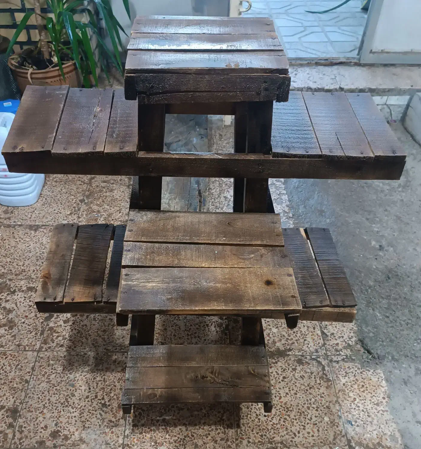 پایه استند گل و گلدان|گل و گیاه طبیعی|نیشابور, بلوار گلها|دیوار