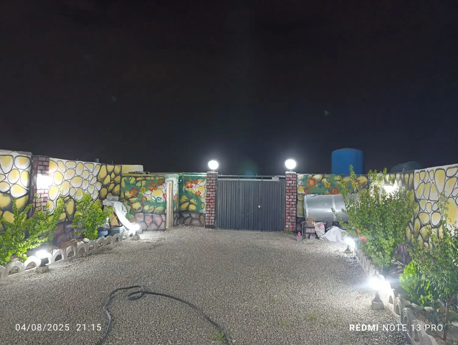 اجاره روزانه باغچه|اجارهٔ کوتاه‌مدت ویلا و باغ|رباط‌کریم, حصار مهتر|دیوار