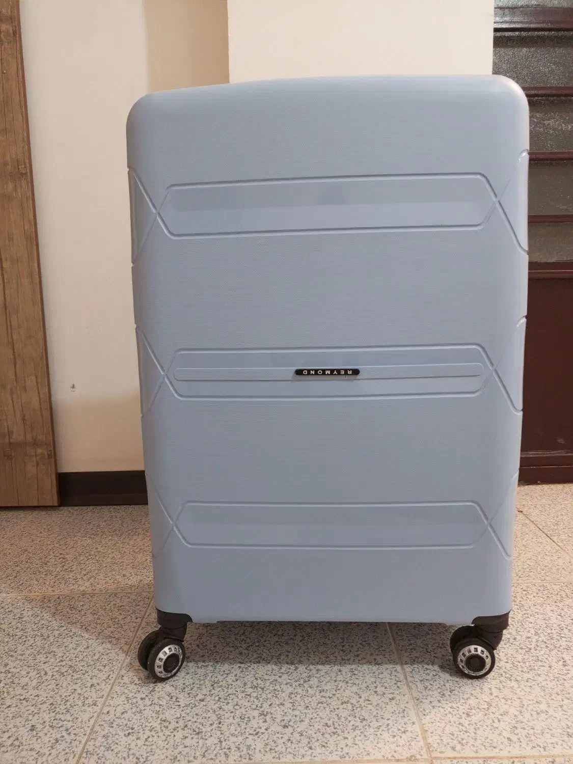 چمدان ۲۸ اینچ|کیف، کفش، کمربند|صدرا-فارس, فاز ۱|دیوار