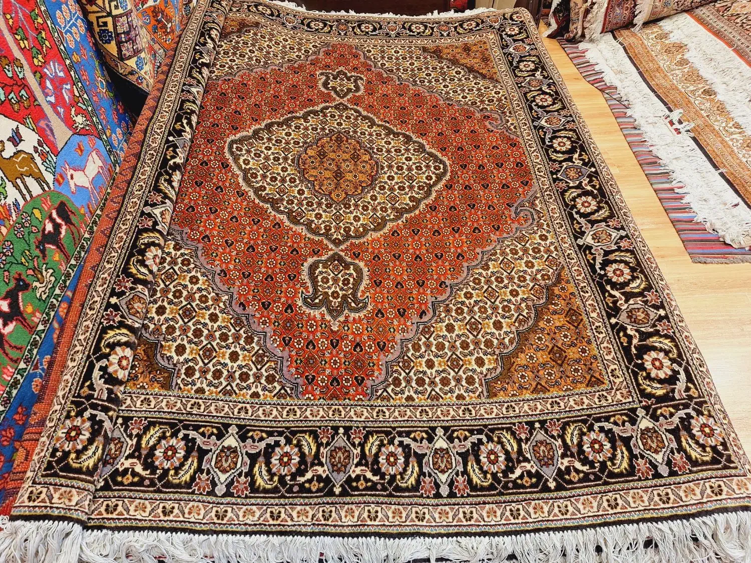 قالیچه دستباف زمینه مسی رنگ تبریز|فرش|تهران, اکباتان|دیوار