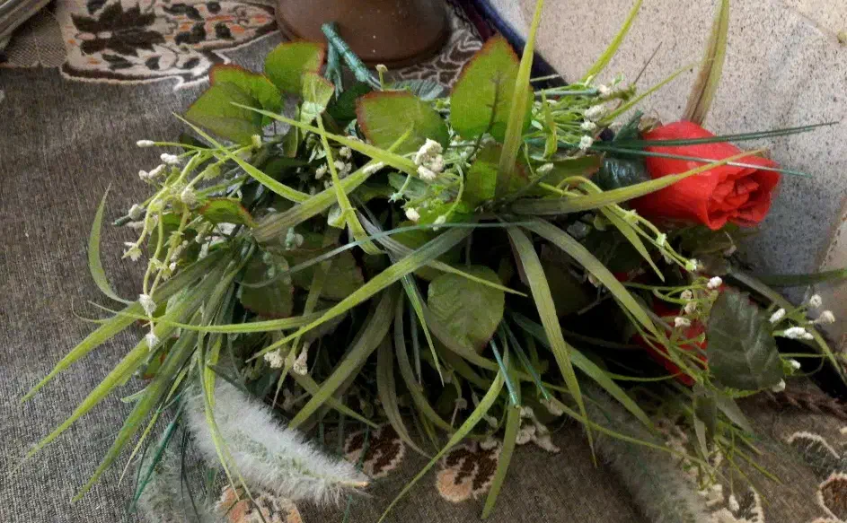 گل قرمز با شاخ و برگ|گل مصنوعی|قم, دروازه قلعه|دیوار