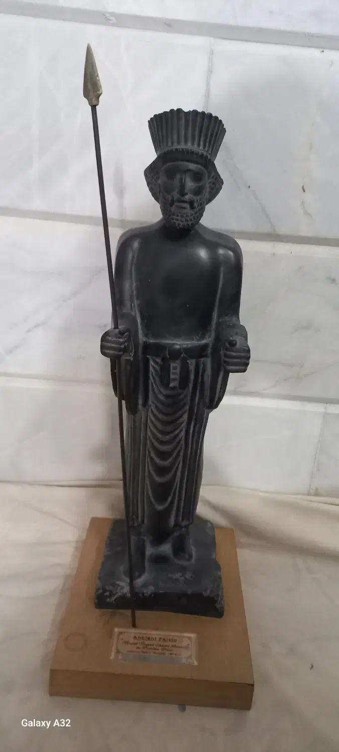 تندیس نگهبان سلطنتی|مجسمه، تندیس، ماکت|قم, شاه سید علی|دیوار