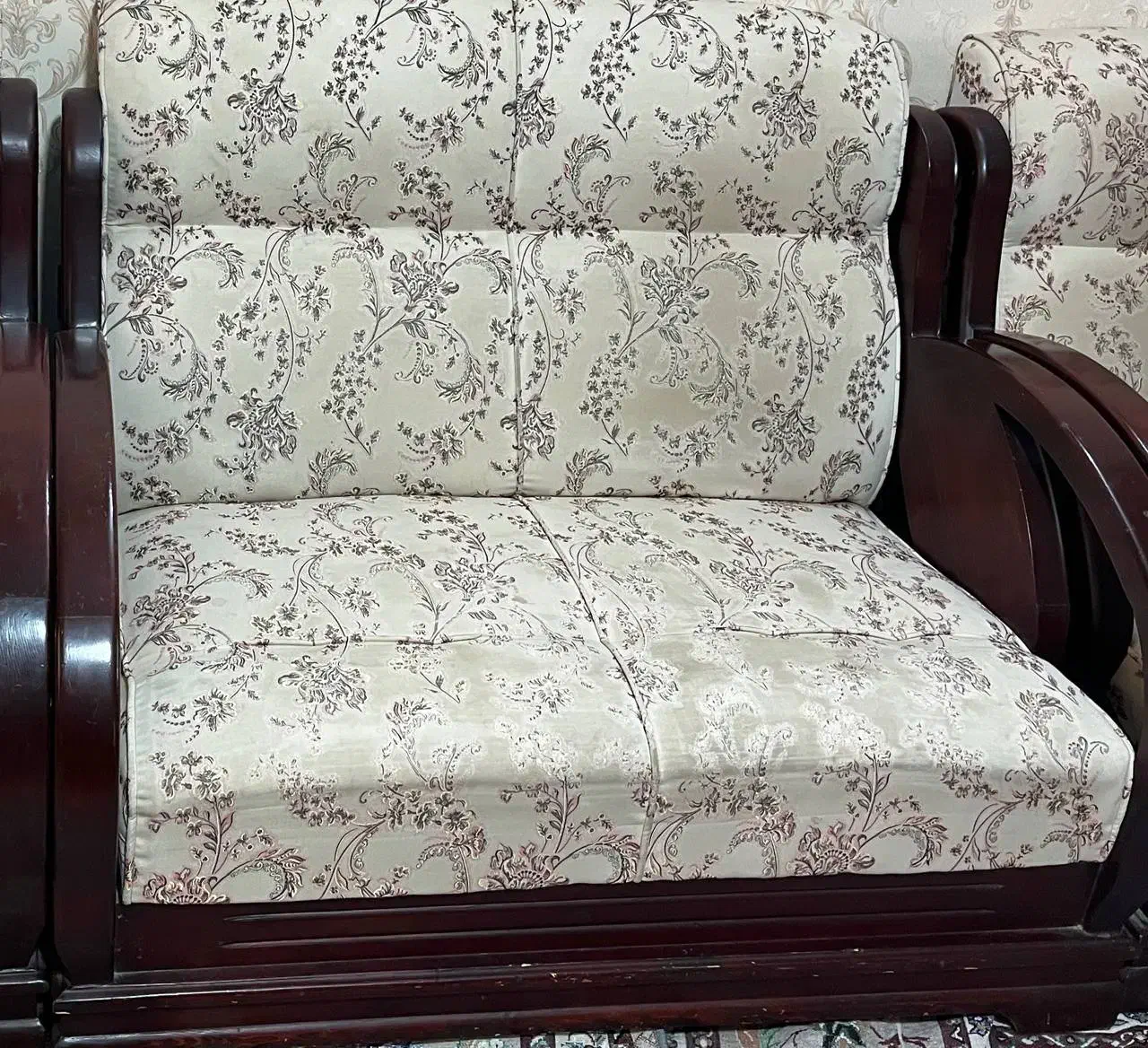 دو دست مبل|مبلمان خانگی و میز عسلی|گلبهار, شهر جدید گلبهار|دیوار