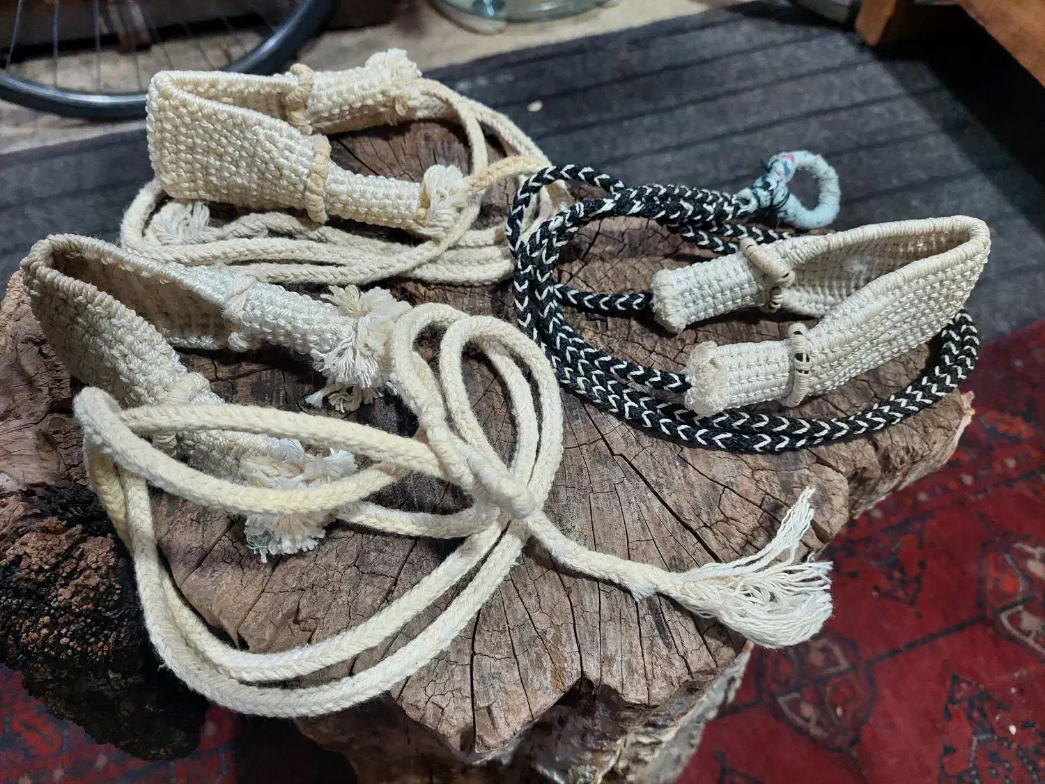 وسایل قدیمی و جدید دیگر هم موجود هست|کلکسیون اشیاء عتیقه|شیراز, کوشک بیدک|دیوار