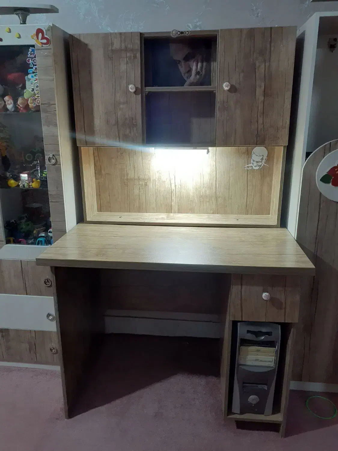 میز تحریر، تخت و کمد و فرش اتاق بچه|اسباب و اثاث بچه|تویسرکان, |دیوار