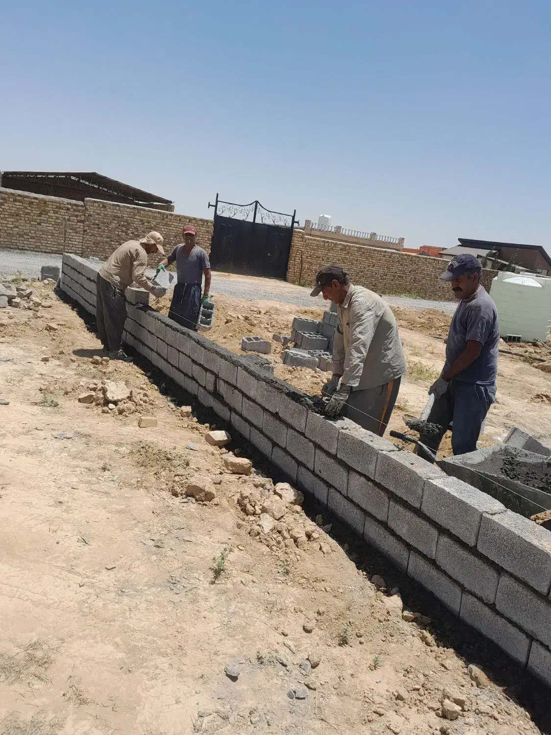 بنا/بنایی/ بلوک چینی / شفته ریزیی با اکیپ کامل|خدمات پیشه و مهارت|اراک, |دیوار