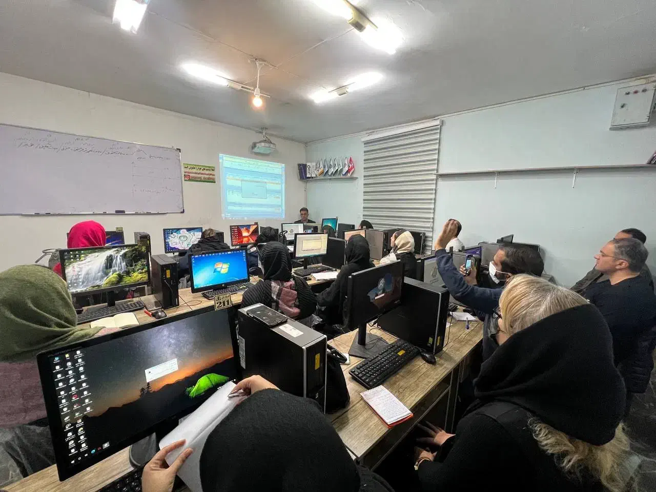 استخدام نیروی اداری و منشی آموزشگاه|استخدام اداری و مدیریت|مشهد, هنرستان|دیوار